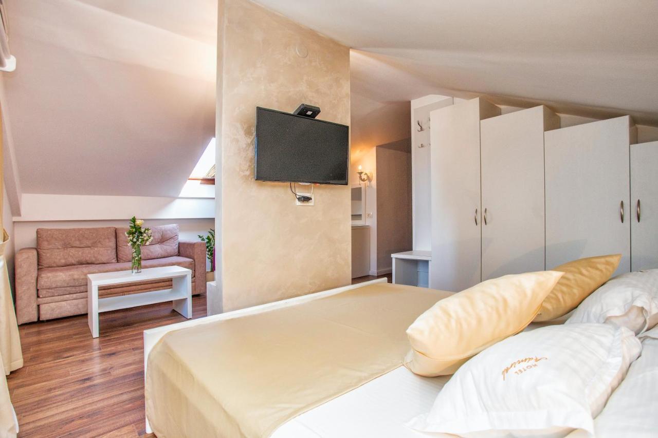 Hotel Admiral بيراتس المظهر الخارجي الصورة
